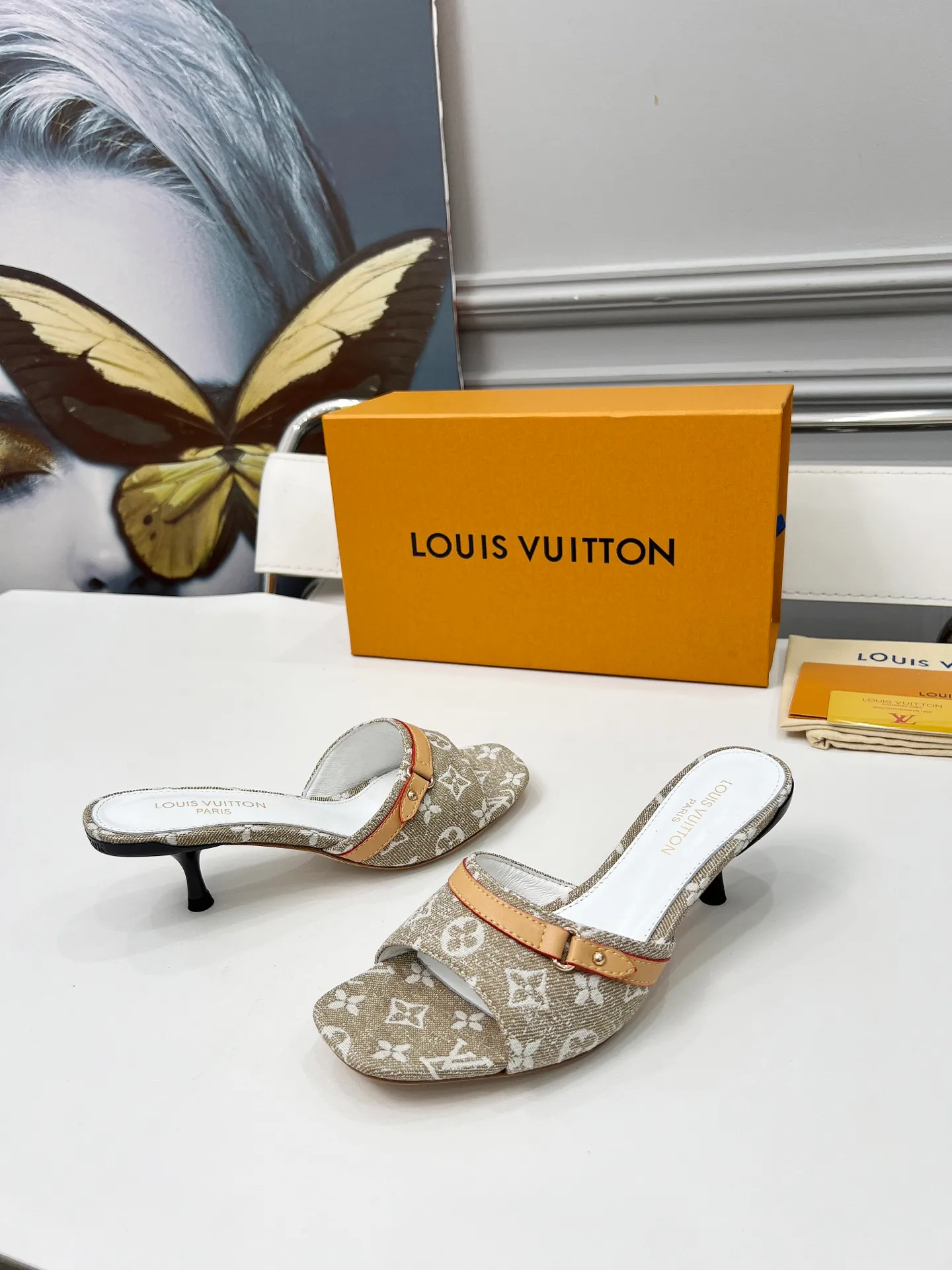 👟👟Ex-factory price 440👟👟 LV new denim kitten heel slippers 2025 summer must-have for goddesses, original replica, super comfortable on the feet. Show off the queen's temperament, the heel height is 9.5CM, which shows your temperament without being tiring. Leather outsole. Standard code: 35-42 (41 and 42 codes are customized, non-returnable and non-exchangeable)